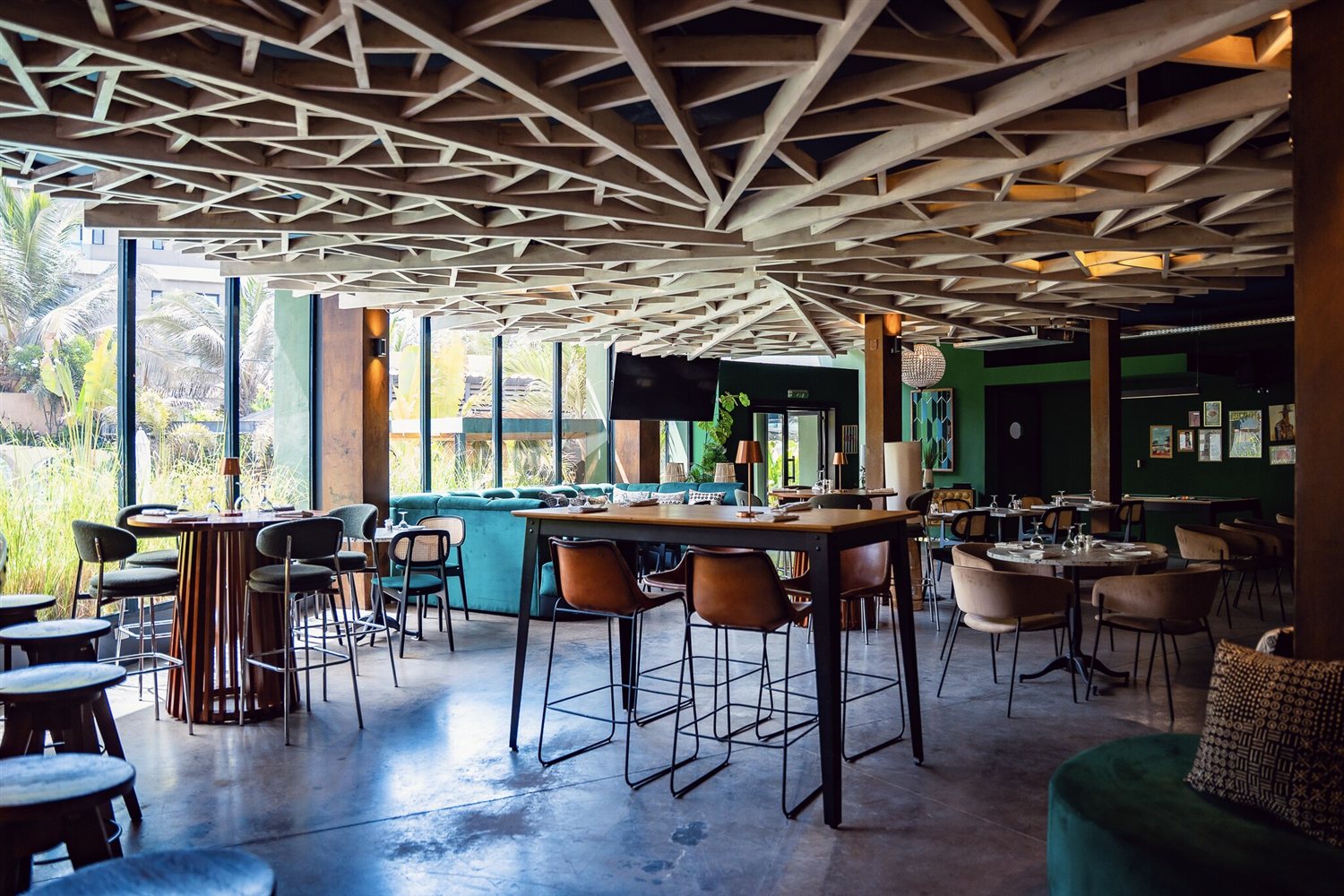La Cachette : salon intérieur, tables et bar