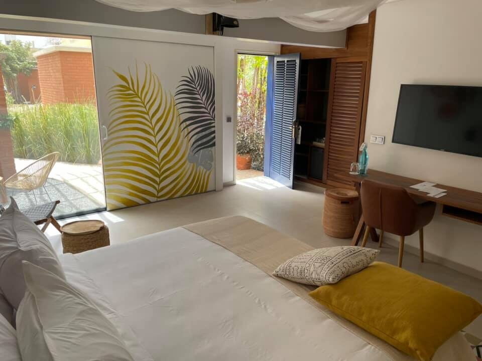 Chambre BOMA — Intérieur lit, portes palmes signature — Hôtel boutique 4★ Ngor Almadies Dakar