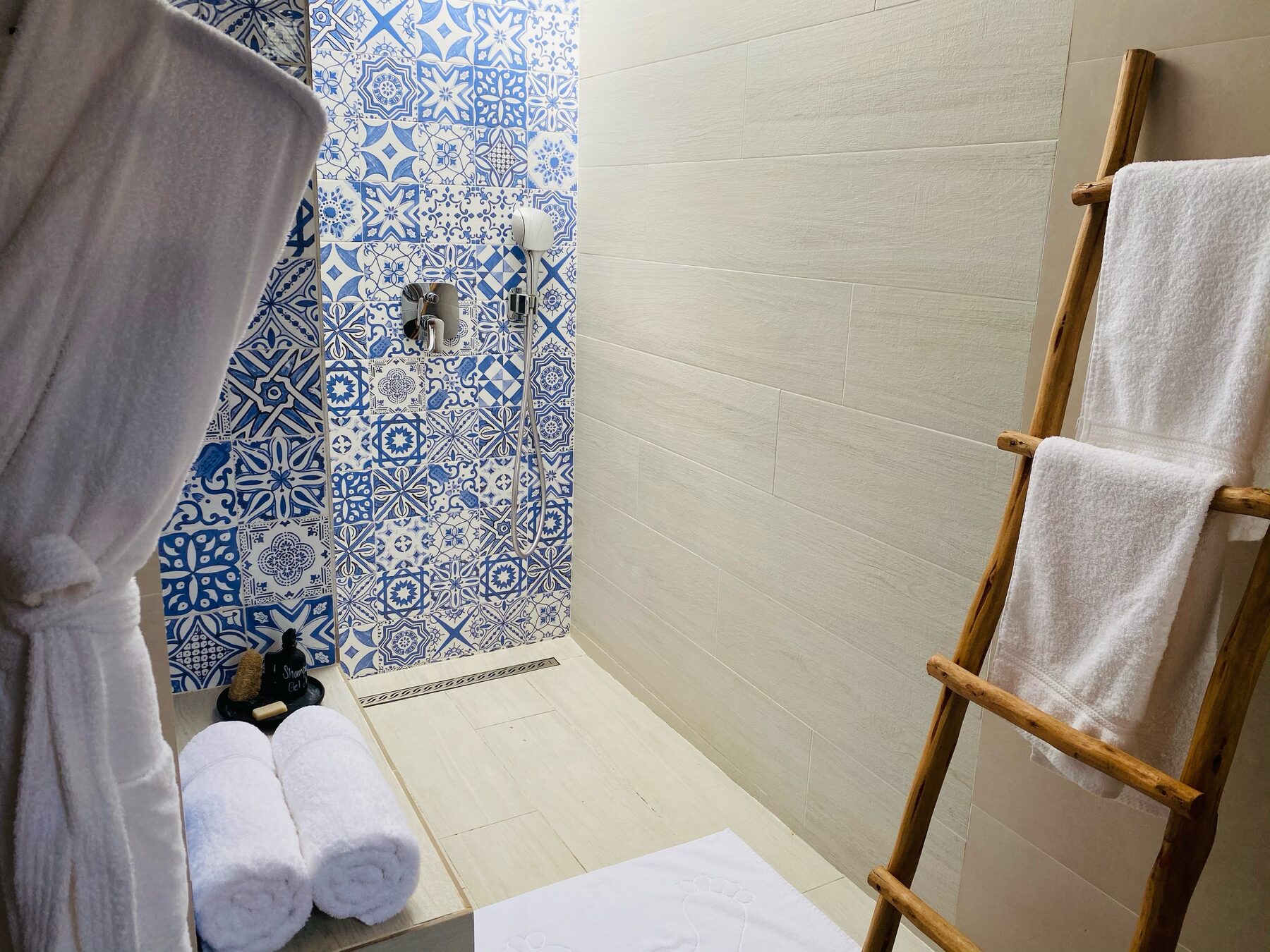 Douche du bungalow BOMA — Pierre et bois, lumière naturelle