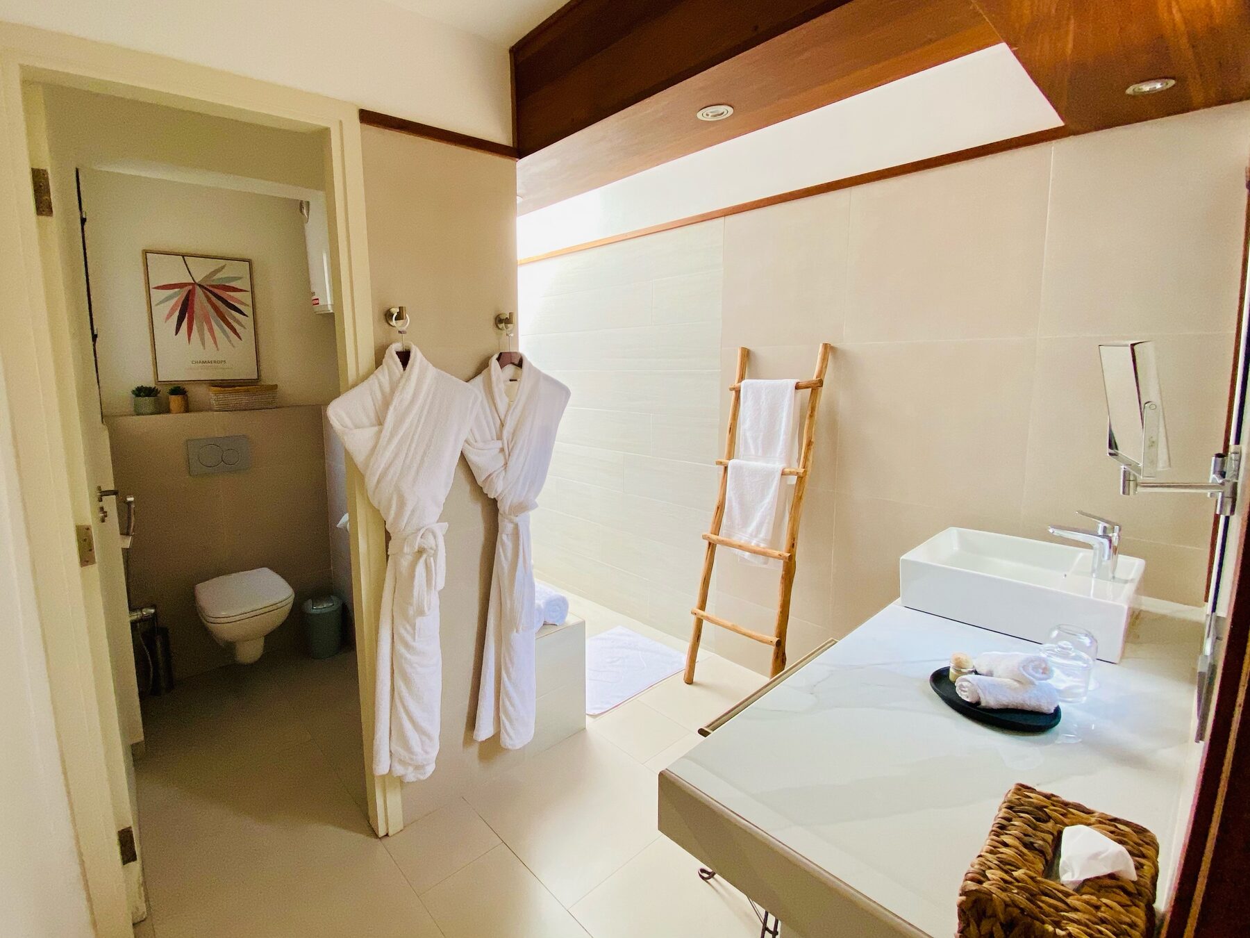 Salle de bain bungalow BOMA — Carrelage signature, vasque, éclairage doux