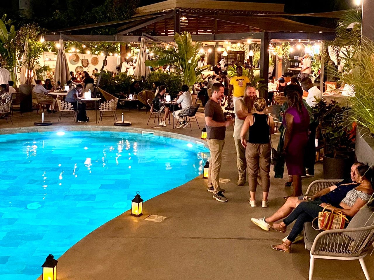 La terrasse du BOMA au bord de la piscine en soirée