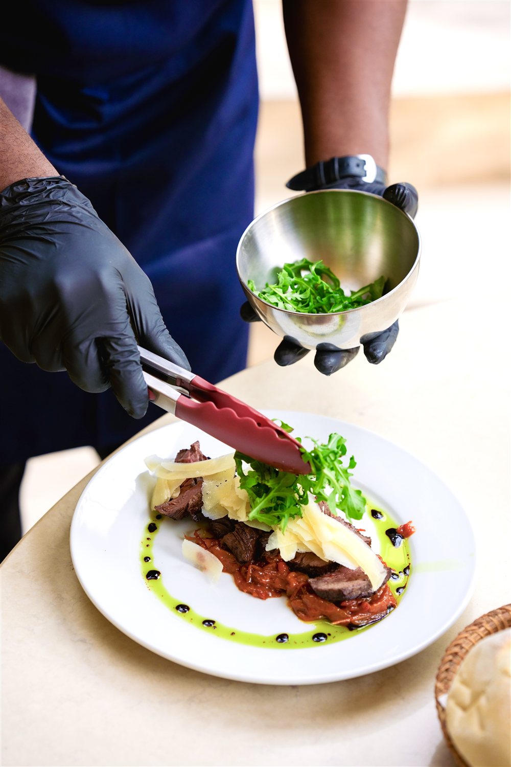 Préparation d’une assiette dans la cuisine du YouYou